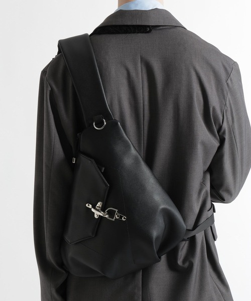HARE(ハレ)の「ファイヤーマンバックルスリングBAG(HARE)(ショルダーバッグ・メンズ・ブラック/ブラック系その他・FREE)」の3枚目の写真