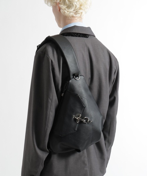 HARE(ハレ)の「ファイヤーマンバックルスリングBAG(HARE)(ショルダーバッグ・メンズ・ブラック/ブラック系その他・FREE)」の5枚目の写真