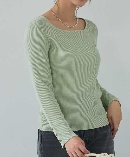 abahouse mavie(アバハウスマヴィ)の「【袖ボタン】スクエアネックリブニット/きれいめ/セミオケ/通勤/春服(ニット/セーター・レディース・セージグリーン/ダークネイビー/ホワイト・フリー)」の3枚目の写真