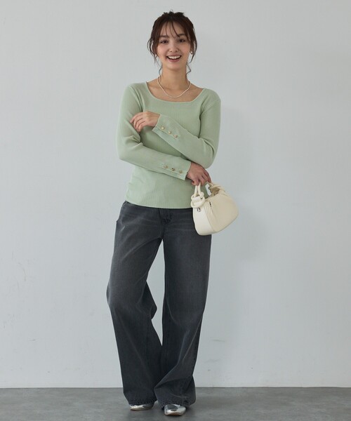 abahouse mavie(アバハウスマヴィ)の「【袖ボタン】スクエアネックリブニット/きれいめ/セミオケ/通勤/春服(ニット/セーター・レディース・セージグリーン/ダークネイビー/ホワイト・フリー)」の4枚目の写真