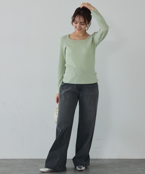 abahouse mavie(アバハウスマヴィ)の「【袖ボタン】スクエアネックリブニット/きれいめ/セミオケ/通勤/春服(ニット/セーター・レディース・セージグリーン/ダークネイビー/ホワイト・フリー)」の5枚目の写真
