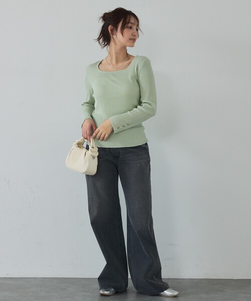 abahouse mavie(アバハウスマヴィ)の「【袖ボタン】スクエアネックリブニット/きれいめ/セミオケ/通勤/春服(ニット/セーター・レディース・セージグリーン/ダークネイビー/ホワイト・フリー)」の6枚目の写真