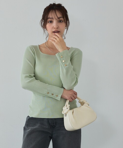 abahouse mavie(アバハウスマヴィ)の「【袖ボタン】スクエアネックリブニット/きれいめ/セミオケ/通勤/春服(ニット/セーター・レディース・セージグリーン/ダークネイビー/ホワイト・フリー)」の8枚目の写真