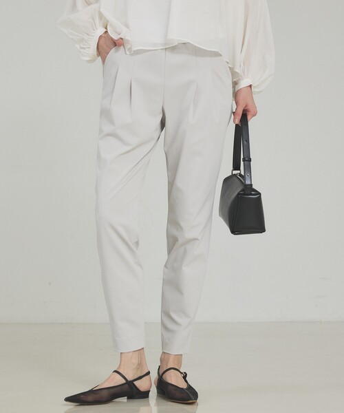 qualite（カリテ）の「【大人気パンツが今年も登場！新色追加】2WAYストレッチタックパンツ/春服/夏服/オフィスカジュアル/美脚（その他パンツ・レディース・オフホワイト/ブラック/グレイッシュベージュ・40/38/36/34）」の3枚目の写真