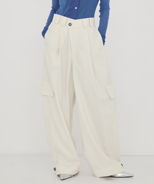 STUDIOUS（ステュディオス）の「【STUDIOUS/ステュディオス】Barrel Leg Cargo Trousers/バレルレッグカーゴトラウザー/ワイドパンツ（カーゴパンツ・レディース・ストライプ/ホワイト/ブラック・1/2）」の2枚目の写真