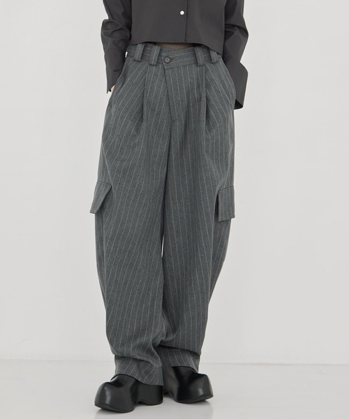 STUDIOUS（ステュディオス）の「【STUDIOUS/ステュディオス】Barrel Leg Cargo Trousers/バレルレッグカーゴトラウザー/ワイドパンツ（カーゴパンツ・レディース・ストライプ/ホワイト/ブラック・1/2）」の3枚目の写真