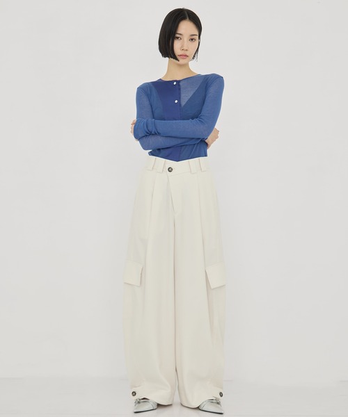 STUDIOUS（ステュディオス）の「【STUDIOUS/ステュディオス】Barrel Leg Cargo Trousers/バレルレッグカーゴトラウザー/ワイドパンツ（カーゴパンツ・レディース・ストライプ/ホワイト/ブラック・1/2）」の4枚目の写真