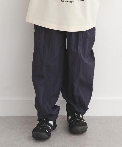 URBAN RESEARCH DOORS（アーバンリサーチドアーズ）の「撥水タックワイドパンツ(KIDS)（その他パンツ・キッズ・ネイビー/グレー系その他・105/135/120）」の2枚目の写真