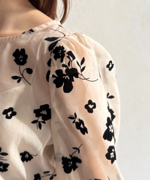 Thevon（ゼボン）の「花柄オーガンジーブラウス（シャツ/ブラウス・レディース・アイボリー/ブラック・FREE）」の13枚目の写真