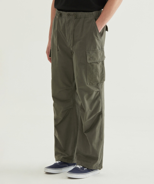 COVERNAT（カバーナット）の「ワイドコットンパラシュートパンツオリーブ（スウェットパンツ・メンズ・その他・SMALL/MEDIUM/LARGE/X-LARGE）」の2枚目の写真
