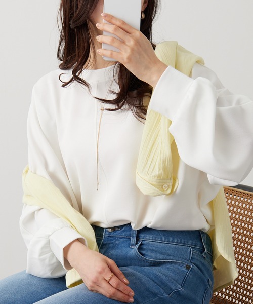 BELLUNA PLUS(ベルーナ)の「きれい見えジョーゼット素材Tブラウス(シャツ/ブラウス・レディース・チャコール/ブルー/オフホワイト/コーラル・X-LARGE/LARGE/MEDIUM)」の2枚目の写真