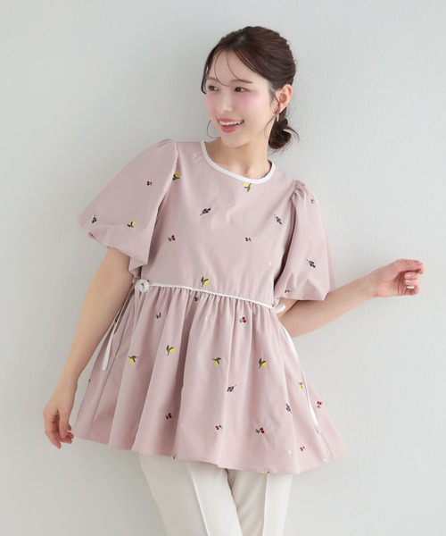 Fit more(フィットモア)の「バルーン袖フルーツ刺繍ペプラムトップス(その他トップス・レディース・ブルー/ピンク/ホワイト・FREE)」の5枚目の写真