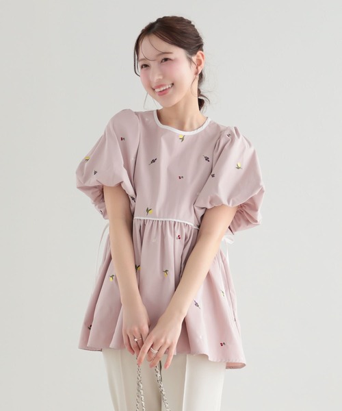 Fit more(フィットモア)の「バルーン袖フルーツ刺繍ペプラムトップス(その他トップス・レディース・ブルー/ピンク/ホワイト・FREE)」の4枚目の写真