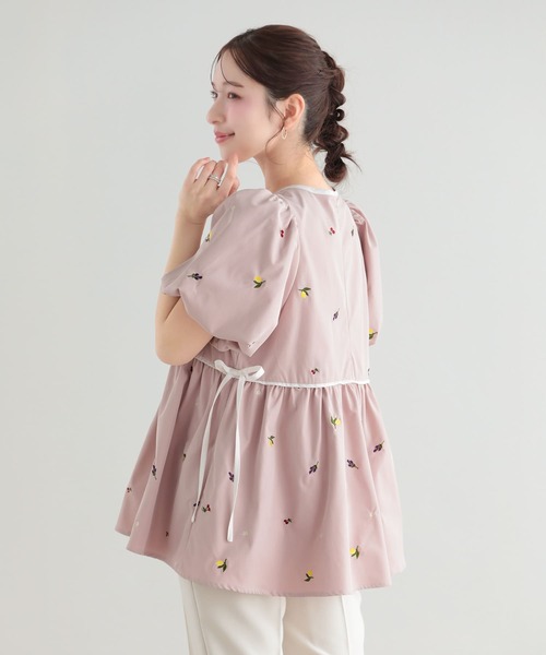 Fit more(フィットモア)の「バルーン袖フルーツ刺繍ペプラムトップス(その他トップス・レディース・ブルー/ピンク/ホワイト・FREE)」の7枚目の写真