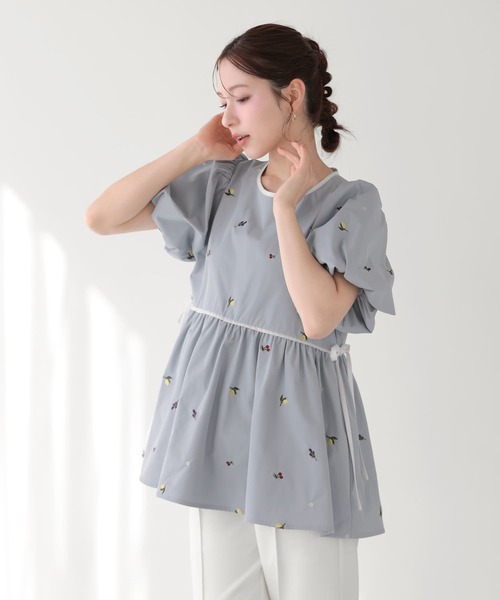 Fit more(フィットモア)の「バルーン袖フルーツ刺繍ペプラムトップス(その他トップス・レディース・ブルー/ピンク/ホワイト・FREE)」の8枚目の写真