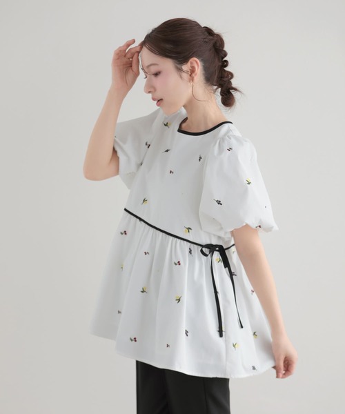 Fit more(フィットモア)の「バルーン袖フルーツ刺繍ペプラムトップス(その他トップス・レディース・ブルー/ピンク/ホワイト・FREE)」の13枚目の写真