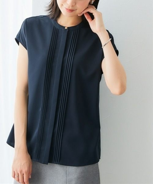 7days Life Styling(セブンデイズライフスタイリング)の「【UVカット/速乾】ストレッチパウダーサテンピンタックフレンチスリーブブラウス(シャツ/ブラウス・レディース・オフホワイト/グレイッシュベージュ/ネイビー・S/M/L/LL/3L)」の1枚目の写真