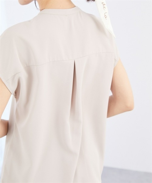 7days Life Styling(セブンデイズライフスタイリング)の「【UVカット/速乾】ストレッチパウダーサテンピンタックフレンチスリーブブラウス(シャツ/ブラウス・レディース・オフホワイト/グレイッシュベージュ/ネイビー・S/M/L/LL/3L)」の19枚目の写真