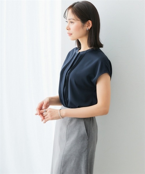 7days Life Styling(セブンデイズライフスタイリング)の「【UVカット/速乾】ストレッチパウダーサテンピンタックフレンチスリーブブラウス(シャツ/ブラウス・レディース・オフホワイト/グレイッシュベージュ/ネイビー・S/M/L/LL/3L)」の4枚目の写真