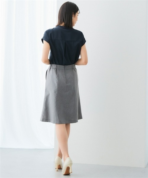 7days Life Styling(セブンデイズライフスタイリング)の「【UVカット/速乾】ストレッチパウダーサテンピンタックフレンチスリーブブラウス(シャツ/ブラウス・レディース・オフホワイト/グレイッシュベージュ/ネイビー・S/M/L/LL/3L)」の6枚目の写真