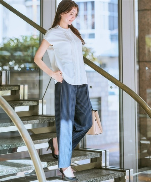 7days Life Styling(セブンデイズライフスタイリング)の「【UVカット/速乾】ストレッチパウダーサテンピンタックフレンチスリーブブラウス(シャツ/ブラウス・レディース・オフホワイト/グレイッシュベージュ/ネイビー・S/M/L/LL/3L)」の9枚目の写真