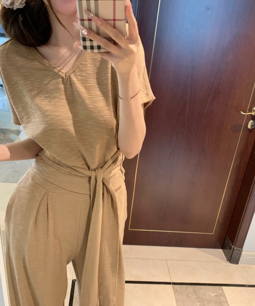 AMAJI（アマジ）の「【セットアップ】リボンベルト付き Vネックトップス × ワイドパンツ / きれいめカジュアル / リラクシー / 落ち感素材（セットアップ・レディース・カーキ/ブラック/ベージュ・FREE）」の5枚目の写真