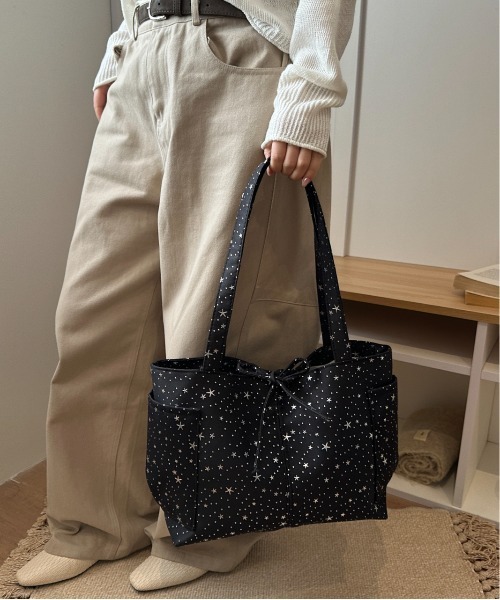 FREE STYLISTS（フリー スタイリスト）の「Y2K キラキラ 星柄 リボン付き トートバッグ キャンバス A4サイズ 通学 通勤（ショルダーバッグ・レディース・ブラック・FREE）」の6枚目の写真