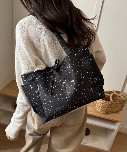 FREE STYLISTS（フリー スタイリスト）の「Y2K キラキラ 星柄 リボン付き トートバッグ キャンバス A4サイズ 通学 通勤（ショルダーバッグ・レディース・ブラック・FREE）」の9枚目の写真