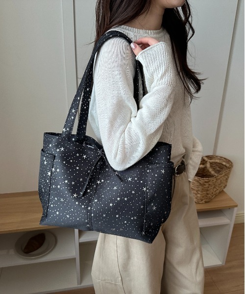 FREE STYLISTS（フリー スタイリスト）の「Y2K キラキラ 星柄 リボン付き トートバッグ キャンバス A4サイズ 通学 通勤（ショルダーバッグ・レディース・ブラック・FREE）」の10枚目の写真