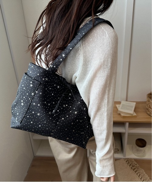 FREE STYLISTS（フリー スタイリスト）の「Y2K キラキラ 星柄 リボン付き トートバッグ キャンバス A4サイズ 通学 通勤（ショルダーバッグ・レディース・ブラック・FREE）」の11枚目の写真