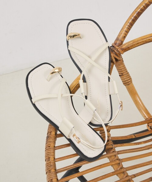Au BANNISTER(オゥバニスター)の「【販売店舗限定】ニュアンスリング ストラップサンダル(サンダル・レディース・キャメル/アイボリー/ブラック・M/S/L)」の2枚目の写真