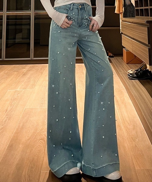 &soiree(アンドソワレ)の「ランダムパール付ワイドデニムパンツ(デニムパンツ・レディース・ブルー・X-LARGE/LARGE/MEDIUM/SMALL/X-SMALL)」の1枚目の写真