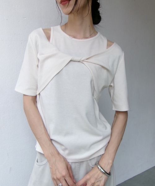 ANF.MUU（アンフムー）の「カットアウトフロントツイストTシャツ（Tシャツ/カットソー・レディース・アイボリー/ブラック・FREE）」の6枚目の写真