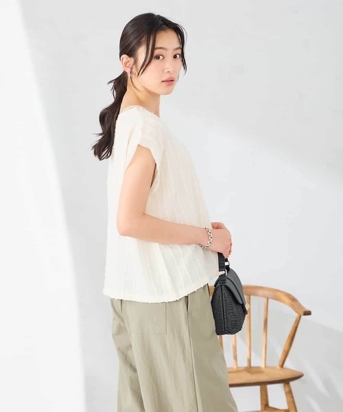 a.v.v(アーヴェヴェ)の「縦柄ジャガードトップス(Tシャツ/カットソー・レディース・アイボリー/ブラック・38/40)」の4枚目の写真