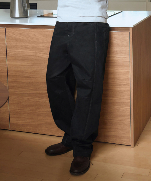 WOOALONG(ウアロン)の「Stitch curved pants -BLACK(その他パンツ・メンズ・ブラック・MEDIUM/LARGE)」の2枚目の写真