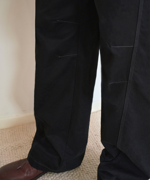WOOALONG(ウアロン)の「Stitch curved pants -BLACK(その他パンツ・メンズ・ブラック・MEDIUM/LARGE)」の5枚目の写真