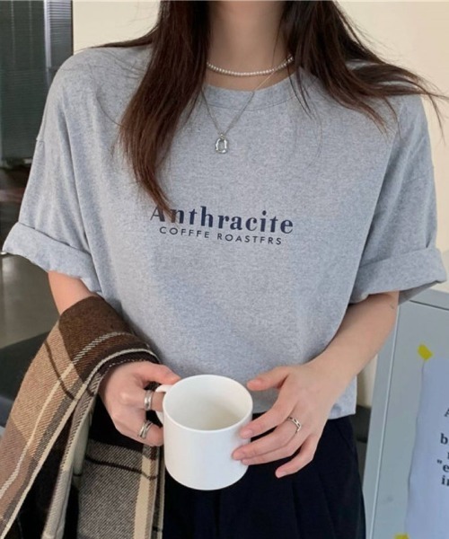 LETee(レティー)の「シンプルなロゴデザインでこなれ感を演出!ゆったりシルエットが魅力のロゴプリントビッグTシャツ(Tシャツ/カットソー・レディース・ホワイト/グレー/ブルー・FREE)」の1枚目の写真