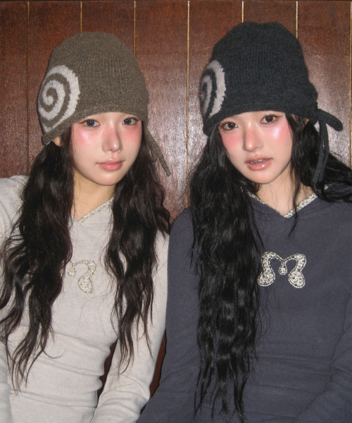 MIRECO(ミレコ)の「FLOWER PATCH HOODIE LONG SLEEVE CHARCOAL(Tシャツ/カットソー・レディース・その他・FREE)」の3枚目の写真