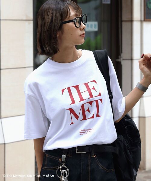 FFEIN(フェイン)の「【FFEIN(フェイン)】The MetデカロゴTシャツ / メトロポリタン美術館 半袖 クルーネック プリント ワンポイント(Tシャツ/カットソー・メンズ・ブラック/その他1/ネイビー/ホワイト・MEDIUM/SMALL/LARGE)」の1枚目の写真