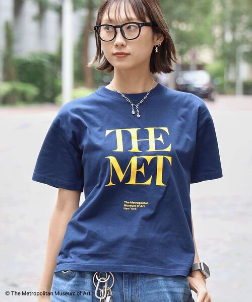 FFEIN(フェイン)の「【FFEIN(フェイン)】The MetデカロゴTシャツ / メトロポリタン美術館 半袖 クルーネック プリント ワンポイント(Tシャツ/カットソー・メンズ・ブラック/その他1/ネイビー/ホワイト・MEDIUM/SMALL/LARGE)」の4枚目の写真