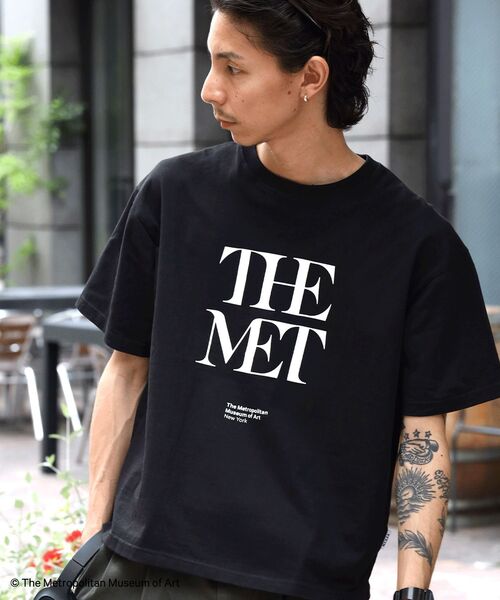 FFEIN(フェイン)の「【FFEIN(フェイン)】The MetデカロゴTシャツ / メトロポリタン美術館 半袖 クルーネック プリント ワンポイント(Tシャツ/カットソー・メンズ・ブラック/その他1/ネイビー/ホワイト・MEDIUM/SMALL/LARGE)」の3枚目の写真