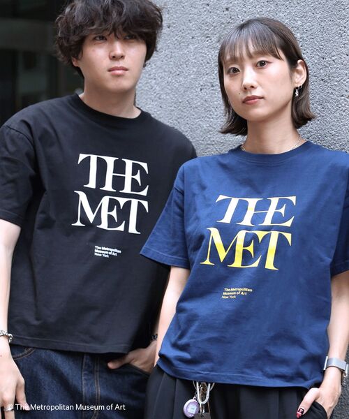FFEIN(フェイン)の「【FFEIN(フェイン)】The MetデカロゴTシャツ / メトロポリタン美術館 半袖 クルーネック プリント ワンポイント(Tシャツ/カットソー・メンズ・ブラック/その他1/ネイビー/ホワイト・MEDIUM/SMALL/LARGE)」の22枚目の写真