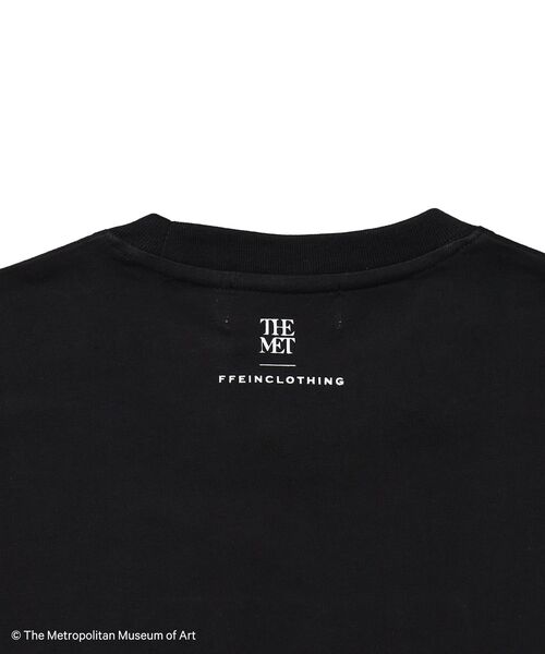 FFEIN(フェイン)の「【FFEIN(フェイン)】The MetデカロゴTシャツ / メトロポリタン美術館 半袖 クルーネック プリント ワンポイント(Tシャツ/カットソー・メンズ・ブラック/その他1/ネイビー/ホワイト・MEDIUM/SMALL/LARGE)」の18枚目の写真