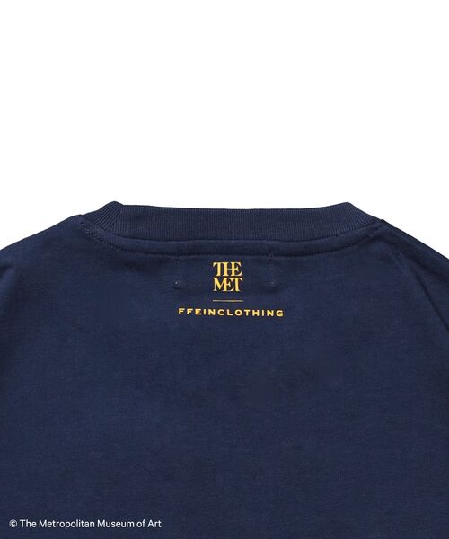 FFEIN(フェイン)の「【FFEIN(フェイン)】The MetデカロゴTシャツ / メトロポリタン美術館 半袖 クルーネック プリント ワンポイント(Tシャツ/カットソー・メンズ・ブラック/その他1/ネイビー/ホワイト・MEDIUM/SMALL/LARGE)」の14枚目の写真