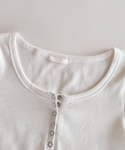 MELT(メルト)の「【サイズ展開あり】ヘンリーネック長袖ロンT/リブロンT(Tシャツ/カットソー・レディース・グレー/ホワイト/ブラック・L/M)」の5枚目の写真