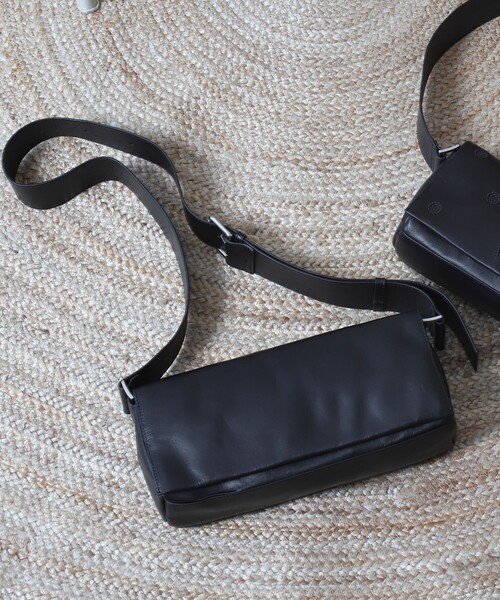 Firsthand(ファーストハンド)の「Firsthand/ファーストハンド COW LEATHER FLAP SOULDER BAG【限定展開】/レザーフラップショルダーバッグ ドット柄(ショルダーバッグ・レディース・ブラック/ブラック系その他・ONE SIZE)」の2枚目の写真