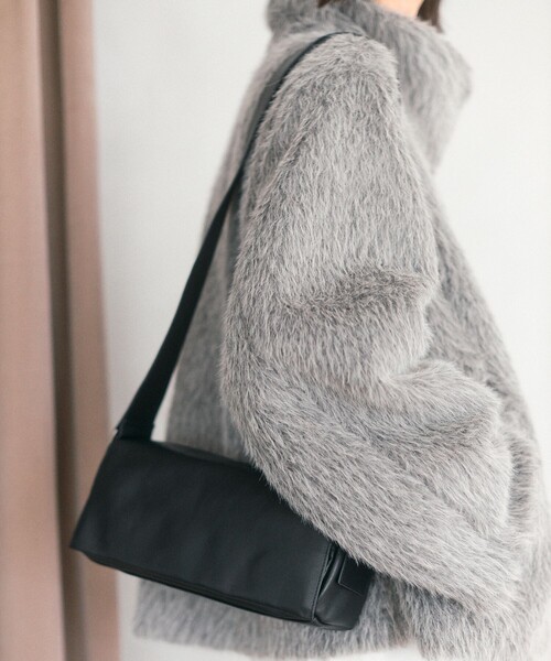 Firsthand(ファーストハンド)の「Firsthand/ファーストハンド COW LEATHER FLAP SOULDER BAG【限定展開】/レザーフラップショルダーバッグ ドット柄(ショルダーバッグ・レディース・ブラック/ブラック系その他・ONE SIZE)」の3枚目の写真