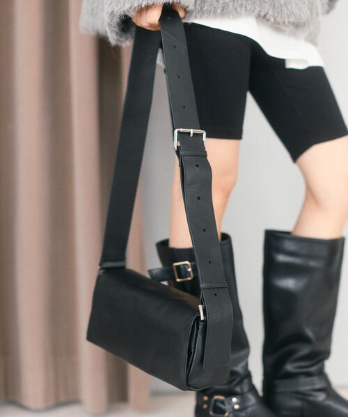 Firsthand(ファーストハンド)の「Firsthand/ファーストハンド COW LEATHER FLAP SOULDER BAG【限定展開】/レザーフラップショルダーバッグ ドット柄(ショルダーバッグ・レディース・ブラック/ブラック系その他・ONE SIZE)」の5枚目の写真
