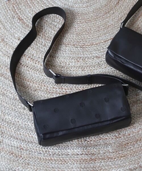 Firsthand(ファーストハンド)の「Firsthand/ファーストハンド COW LEATHER FLAP SOULDER BAG【限定展開】/レザーフラップショルダーバッグ ドット柄(ショルダーバッグ・レディース・ブラック/ブラック系その他・ONE SIZE)」の9枚目の写真