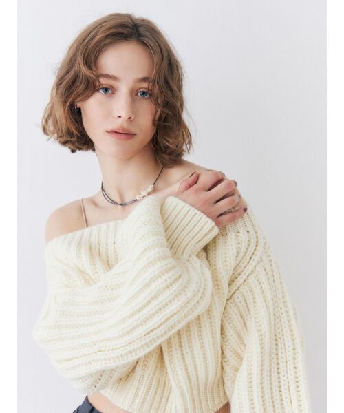 Ungrid(アングリッド)の「スリーブボリュームオフショルニット(ニット/セーター・レディース・オフホワイト/ネイビー・FREE)」の9枚目の写真